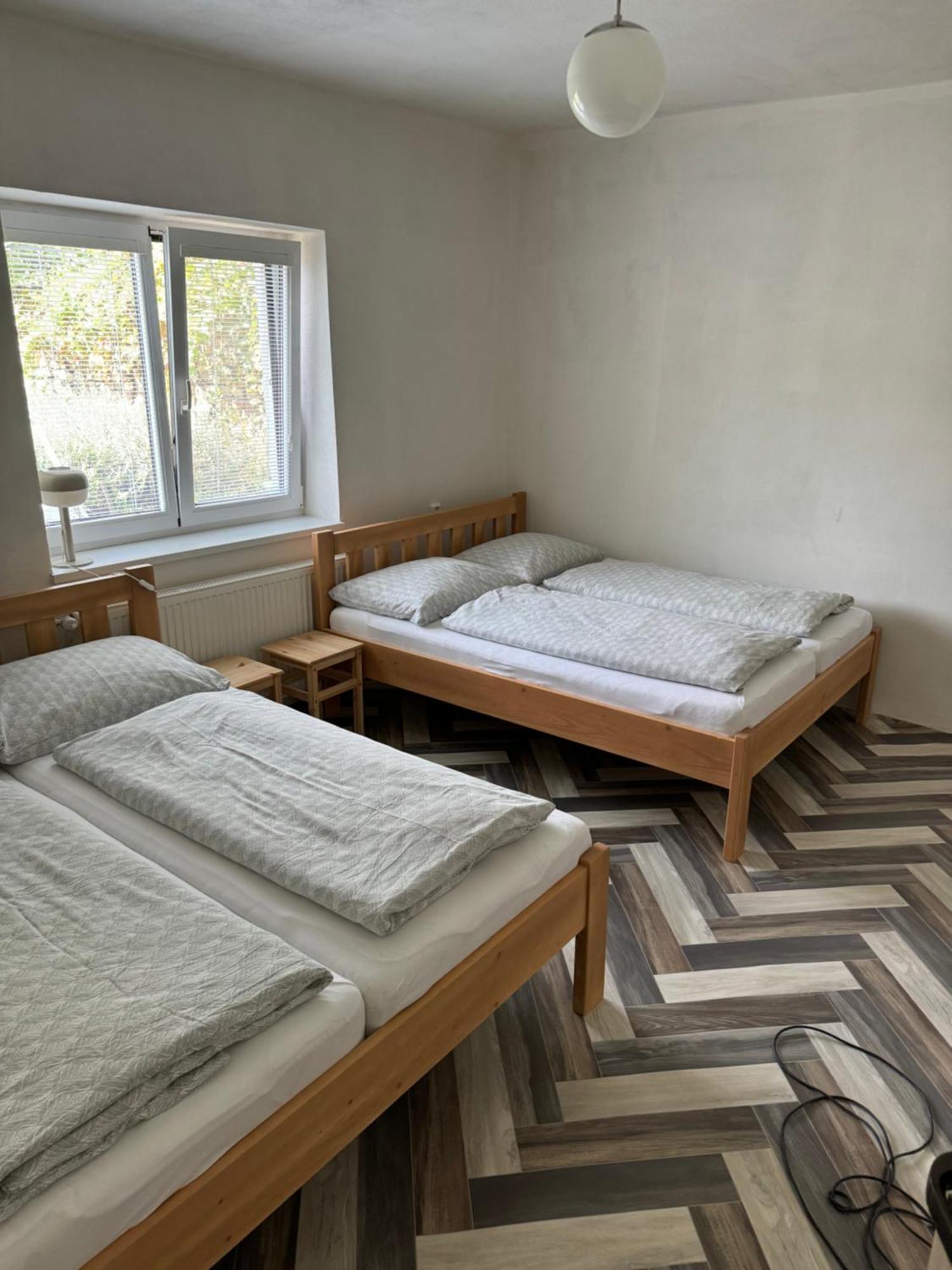 Mikulovska Chalupa Se Sklepem Exteriör bild